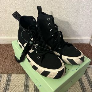 PRE OWNED 🖤 OFF WHITE Vulcanized High Top Sneaker